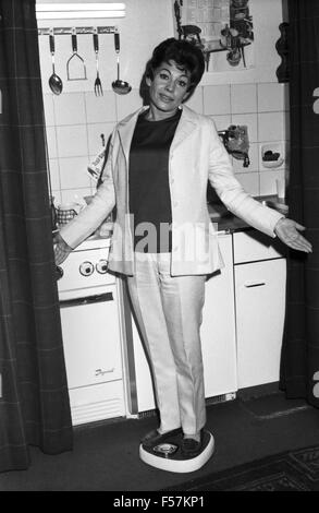 Deutsche Schauspielerin Margrit Nefen auf der Waage, Deutschland 1960 er Jahre. L'actrice allemande Margrit Nefen pesant sur elle-même, les échelles de l'Allemagne des années 1960. 24x36 swNeg75 Banque D'Images