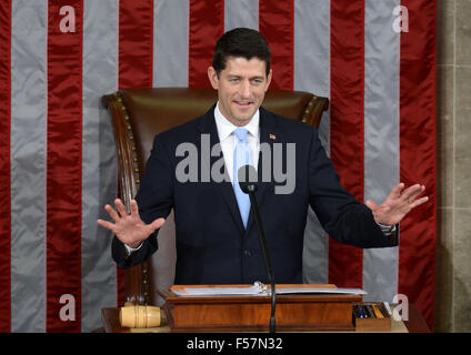 (151029) -- WASHINGTON, D.C., oct, 29, 2015 (Xinhua) -- Paul Ryan parle après avoir été élu Président de la Chambre des représentants des États-Unis, à la Chambre des communes sur la colline du Capitole à Washington, DC, États-Unis, le 29 octobre 2015. Paul Ryan républicain du Wisconsin le jeudi est devenu le 62e président de la Chambre des représentants des États-Unis s'est creusé au milieu de division au sein du Parti républicain. (Xinhua/Yin Bogu) Banque D'Images