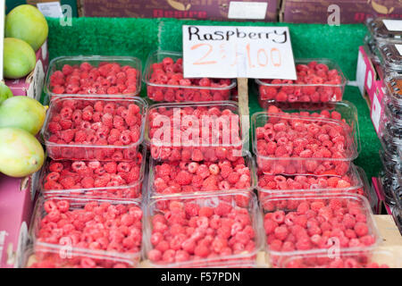 UK, Leeds, framboises à vendre à Leeds marché. Banque D'Images