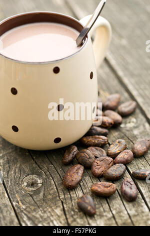 La boisson au cacao et grains de cacao sur la vieille table en bois Banque D'Images