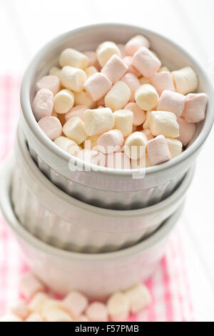 Mini guimauves dans bol blanc Banque D'Images