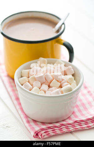 Mini guimauves et boisson cacao sur nappes Banque D'Images