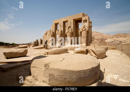 Le Ramesseum, temple funéraire de Ramsès II sur la rive ouest du Nil à Louxor, Egypte Banque D'Images