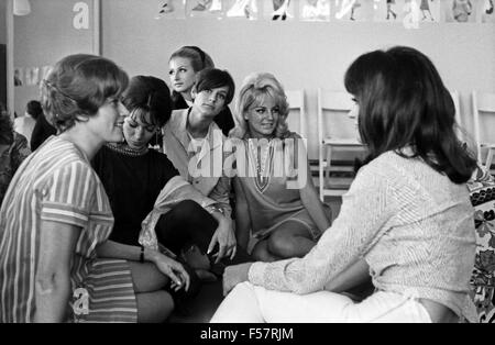 Dans Mannequinschule Yblagger Barbara von der à München, Deutschland 1960 er Jahre. L'Yblagger Barbara à l'école modèle de Munich, Allemagne 1960. 24x36 swNeg168 Banque D'Images