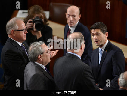 (151029) -- WASHINGTON, D.C., oct, 29, 2015 (Xinhua) -- Paul Ryan (R) reçoit les félicitations après avoir été élu président de la Chambre des représentants des États-Unis, à la Chambre des communes sur la colline du Capitole à Washington, DC, États-Unis, le 29 octobre 2015. Paul Ryan républicain du Wisconsin le jeudi est devenu le 62e président de la Chambre des représentants des États-Unis s'est creusé au milieu de division au sein du Parti républicain. (Xinhua/Yin Bogu) Banque D'Images