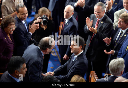 (151029) -- WASHINGTON, D.C., oct, 29, 2015 (Xinhua) -- Paul Ryan (C-R) reçoit les félicitations après avoir été élu président de la Chambre des représentants des États-Unis, à la Chambre des communes sur la colline du Capitole à Washington, DC, États-Unis, le 29 octobre 2015. Paul Ryan républicain du Wisconsin le jeudi est devenu le 62e président de la Chambre des représentants des États-Unis s'est creusé au milieu de division au sein du Parti républicain. (Xinhua/Yin Bogu) Banque D'Images