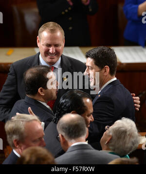 (151029) -- WASHINGTON, D.C., oct, 29, 2015 (Xinhua) -- Paul Ryan (R) reçoit les félicitations après avoir été élu président de la Chambre des représentants des États-Unis, à la Chambre des communes sur la colline du Capitole à Washington, DC, États-Unis, le 29 octobre 2015. Paul Ryan républicain du Wisconsin le jeudi est devenu le 62e président de la Chambre des représentants des États-Unis s'est creusé au milieu de division au sein du Parti républicain. (Xinhua/Yin Bogu) Banque D'Images