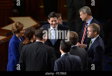 (151029) -- WASHINGTON, D.C., oct, 29, 2015 (Xinhua) -- Paul Ryan (C) reçoit les félicitations après avoir été élu président de la Chambre des représentants des États-Unis, à la Chambre des communes sur la colline du Capitole à Washington, DC, États-Unis, le 29 octobre 2015. Paul Ryan républicain du Wisconsin le jeudi est devenu le 62e président de la Chambre des représentants des États-Unis s'est creusé au milieu de division au sein du Parti républicain. (Xinhua/Yin Bogu) Banque D'Images