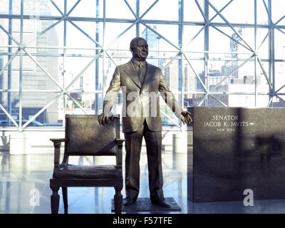 Statue de sénateur à Jacob Javits du Jacob Javits Convention Center à Manhattan, New York. Banque D'Images