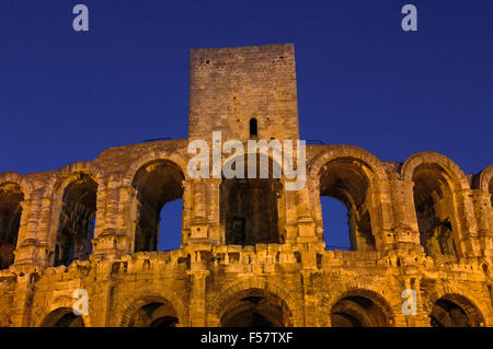 Amphithéâtre Romain (les arènes) au crépuscule. Arles. Bouches du Rhône. Provence. France Banque D'Images