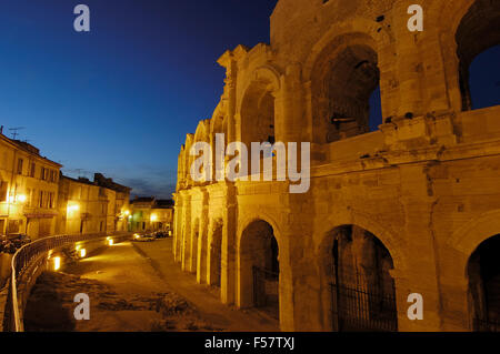 Amphithéâtre Romain (les arènes) au crépuscule. Arles. Bouches du Rhône. Provence. France Banque D'Images