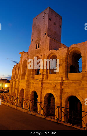 Amphithéâtre Romain (les arènes) au crépuscule. Arles. Bouches du Rhône. Provence. France Banque D'Images