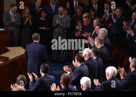 (151029) -- WASHINGTON, D.C., oct, 29, 2015 (Xinhua) -- le président sortant John Boehner (L) donne un discours d'adieu à la Chambre des communes sur la colline du Capitole, à Washington, DC, États-Unis, le 29 octobre 2015. John Boehner a pris sa retraite de congrès après près de cinq ans dans le rôle de président de la Chambre. Paul Ryan républicain du Wisconsin le jeudi est devenu le 62e président de la Chambre des représentants des États-Unis. (Xinhua/Yin Bogu) Banque D'Images