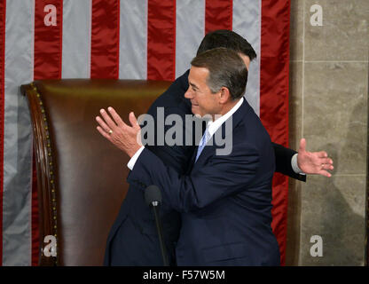 (151029) -- WASHINGTON, D.C., oct, 29, 2015 (Xinhua) -- le président sortant John Boehner (R) épouse son successeur Paul Ryan à la Chambre des communes sur la colline du Capitole, à Washington, DC, États-Unis, le 29 octobre 2015. John Boehner a pris sa retraite de congrès après près de cinq ans dans le rôle de président de la Chambre. Paul Ryan républicain du Wisconsin le jeudi est devenu le 62e président de la Chambre des représentants des États-Unis. (Xinhua/Yin Bogu) Banque D'Images