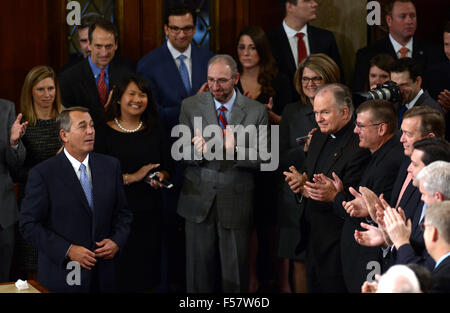 (151029) -- WASHINGTON, D.C., oct, 29, 2015 (Xinhua) -- le président sortant John Boehner (L) donne un discours d'adieu à la Chambre des communes sur la colline du Capitole, à Washington, DC, États-Unis, le 29 octobre 2015. John Boehner a pris sa retraite de congrès après près de cinq ans dans le rôle de président de la Chambre. Paul Ryan républicain du Wisconsin le jeudi est devenu le 62e président de la Chambre des représentants des États-Unis. (Xinhua/Yin Bogu) Banque D'Images