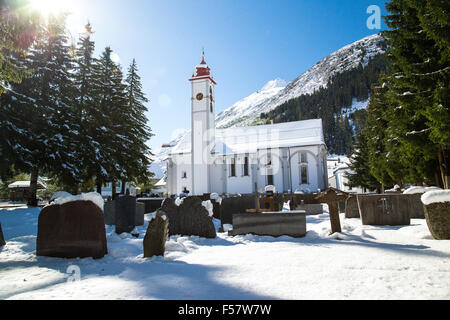 Station de ski d'Andermatt Suisse avec la rivière de l'église et les Alpes Banque D'Images