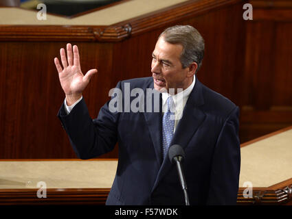 (151029) -- WASHINGTON, D.C., oct, 29, 2015 (Xinhua) -- le président sortant John Boehner donne un discours d'adieu à la Chambre des communes sur la colline du Capitole, à Washington, DC, États-Unis, le 29 octobre 2015. John Boehner a pris sa retraite de congrès après près de cinq ans dans le rôle de président de la Chambre. Paul Ryan républicain du Wisconsin le jeudi est devenu le 62e président de la Chambre des représentants des États-Unis. (Xinhua/Yin Bogu) Banque D'Images