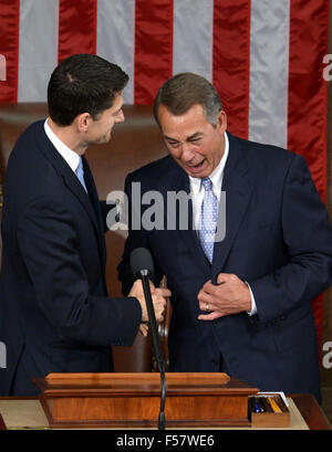 (151029) -- WASHINGTON, D.C., oct, 29, 2015 (Xinhua) -- le président sortant John Boehner (R), serre la main avec son successeur Paul Ryan à la Chambre des communes sur la colline du Capitole, à Washington, DC, États-Unis, le 29 octobre 2015. John Boehner a pris sa retraite de congrès après près de cinq ans dans le rôle de président de la Chambre. Paul Ryan républicain du Wisconsin le jeudi est devenu le 62e président de la Chambre des représentants des États-Unis. (Xinhua/Yin Bogu) Banque D'Images