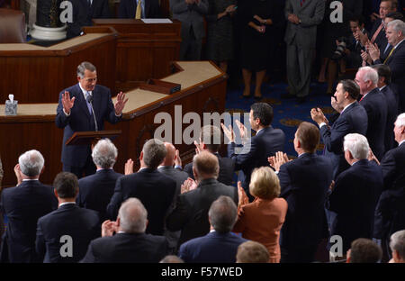 (151029) -- WASHINGTON, D.C., oct, 29, 2015 (Xinhua) -- le président sortant John Boehner (L) donne un discours d'adieu à la Chambre des communes sur la colline du Capitole, à Washington, DC, États-Unis, le 29 octobre 2015. John Boehner a pris sa retraite de congrès après près de cinq ans dans le rôle de président de la Chambre. Paul Ryan républicain du Wisconsin le jeudi est devenu le 62e président de la Chambre des représentants des États-Unis. (Xinhua/Yin Bogu) Banque D'Images