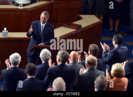 (151029) -- WASHINGTON, D.C., oct, 29, 2015 (Xinhua) -- le président sortant John Boehner (L) donne un discours d'adieu à la Chambre des communes sur la colline du Capitole, à Washington, DC, États-Unis, le 29 octobre 2015. John Boehner a pris sa retraite de congrès après près de cinq ans dans le rôle de président de la Chambre. Paul Ryan républicain du Wisconsin le jeudi est devenu le 62e président de la Chambre des représentants des États-Unis. (Xinhua/Yin Bogu) Banque D'Images