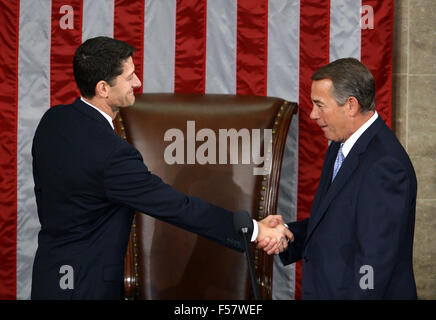 (151029) -- WASHINGTON, D.C., oct, 29, 2015 (Xinhua) -- le président sortant John Boehner (R), serre la main avec son successeur Paul Ryan à la Chambre des communes sur la colline du Capitole, à Washington, DC, États-Unis, le 29 octobre 2015. John Boehner a pris sa retraite de congrès après près de cinq ans dans le rôle de président de la Chambre. Paul Ryan républicain du Wisconsin le jeudi est devenu le 62e président de la Chambre des représentants des États-Unis. (Xinhua/Yin Bogu) Banque D'Images