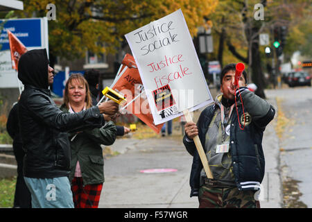 Montréal, Québec, Canada. 29 Oct, 2015. Grève des travailleurs du secteur public à Montréal, au Québec, le 29 octobre 2015. Credit : Lee Brown/Alamy Live News Banque D'Images