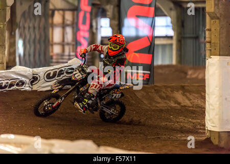 Stoneleigh Park, dans le Warwickshire, Royaume-Uni. Jeudi 29 octobre 2015 coureurs prenant part à l'SUPERCROSS MINIMOTO au Dirt bike show Parc Stoneleigh Warwickshire Crédit : David Holbrook/Alamy Live News Banque D'Images