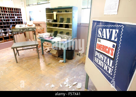 Napa, CA, USA. 26Th Oct, 2015. Une visite de la station Franklin endommagées par le tremblement de terre a eu lieu du bureau de poste pour les acheteurs potentiels le lundi matin. © Napa Valley Inscription/ZUMA/Alamy Fil Live News Banque D'Images