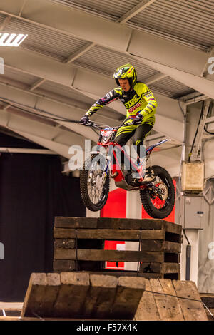 Stoneleigh Park, dans le Warwickshire, Royaume-Uni. Jeudi 29 Octobre 2015 : la lutte contre la prise au cours d'une exposition au Dirt bike show à Stoneleigh Park Crédit : David Warwickshire Holbrook/Alamy Live News Banque D'Images