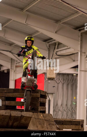 Stoneleigh Park, dans le Warwickshire, Royaume-Uni. Jeudi 29 Octobre 2015 : la lutte contre la prise au cours d'une exposition au Dirt bike show à Stoneleigh Park Crédit : David Warwickshire Holbrook/Alamy Live News Banque D'Images