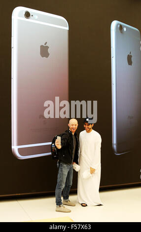 (151029) -- Dubai, 29 octobre 2015 (Xinhua) -- Les clients prendre un en selfies un Apple Store au cours de sa journée d'ouverture à un centre commercial à Dubaï, Émirats arabes unis, le 29 octobre 2015. Apple a ouvert ses premiers magasins de détail dans le Moyen-Orient avec deux boutiques dans les Émirats arabes unis. Les deux nouveaux magasins pour le Cupertino (Californie), géant de la technologie sont à Dubaï, dans le centre commercial Mall of the Emirates et de l'Abu Dhabi Yas Mall. (Xinhua/Li Zhen) Banque D'Images
