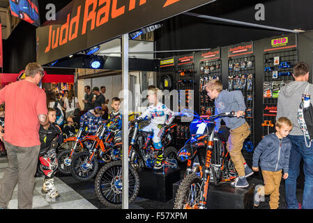 Stoneleigh Park, dans le Warwickshire, Royaume-Uni. Jeudi 29 Octobre 2015 Des jeunes gens à essayer les vélos pour la taille à la Dirt bike show Parc Stoneleigh Warwickshire Crédit : David Holbrook/Alamy Live News Banque D'Images