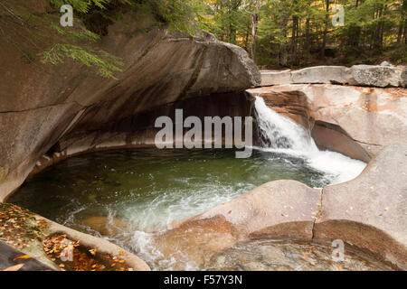 Le bassin, une fonctionnalité de granit géologique avec cascade, Franconia Notch State Park, New Hampshire, USA Banque D'Images