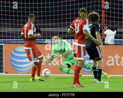 Washington, DC, USA. 28 Oct, 2015. 20151028 - New England Revolution gardien BOBBY SHUTTLEWORTH (22) fait une sauvegarde contre D.C. United dans la première moitié au RFK Stadium de Washington. © Chuck Myers/ZUMA/Alamy Fil Live News Banque D'Images