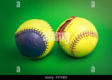 Balle de softball isolé sur fond vert Banque D'Images