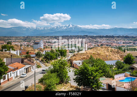 Espagne, Andalousie, province de Grenade, Guadix, vue de Guadix et la Sierra Nevada de Barrio Santiago Banque D'Images