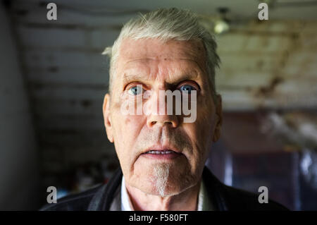 L'artiste canadien Terrence Syverson pose dans sa maison abandonnée au Cap Breton, en Nouvelle-Écosse. Banque D'Images