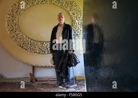 L'artiste canadien Terrence Syverson pose avec certaines de ses œuvres à son domicile au Cap-Breton, en Nouvelle-Écosse. Banque D'Images