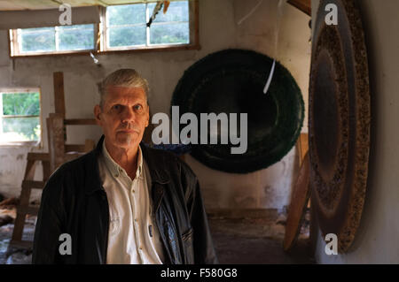 L'artiste canadien Terrence Syverson pose avec certaines de ses œuvres à son domicile au Cap-Breton, en Nouvelle-Écosse. Banque D'Images