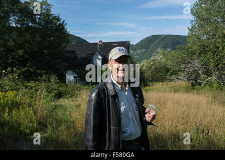 L'artiste canadien Terrence Syverson pose devant sa maison abandonnée au Cap-Breton, en Nouvelle-Écosse. Banque D'Images