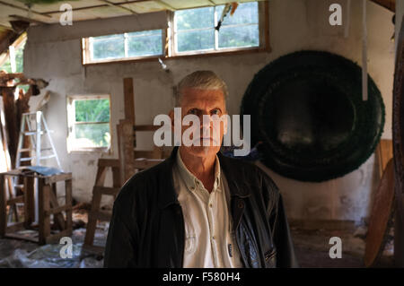 L'artiste canadien Terrence Syverson pose avec certaines de ses œuvres à son domicile au Cap-Breton, en Nouvelle-Écosse. Banque D'Images