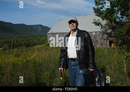 L'artiste canadien Terrence Syverson pose devant un champ envahi par près de son ancien studio de l'île du Cap-Breton, en Nouvelle-Écosse. Banque D'Images