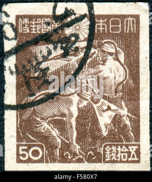 Japon - circa 1946 : timbre-poste imprimé au Japon, montre les mineurs de charbon, vers 1946 Banque D'Images