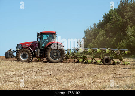 Case Puma CVX 200 avec charrue, Sutton, Suffolk, UK. Banque D'Images