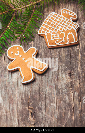 Gingerbreads et branches de sapins sur la table en bois. Décoration de Noël Banque D'Images