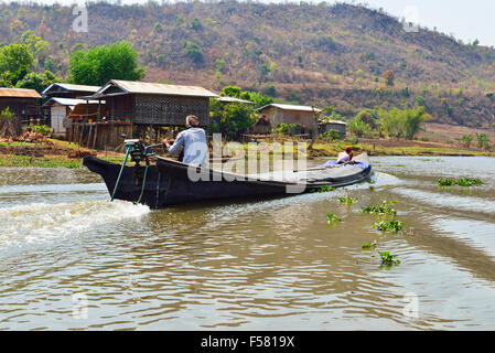 Le bateau à queue longue (nommé pour son arbre de transmission à bord long) longe une voie navigable fluviale peu profonde qui mène au lac Inle au sud de Birmanie, au Myanmar Banque D'Images