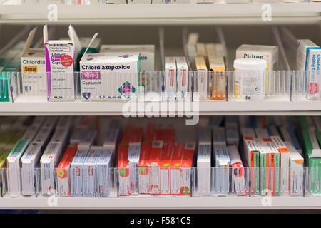 Drogues et médicaments pharmacie sur des étagères dans un magasin de chimiste. Banque D'Images