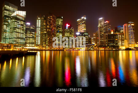 Panorama des gratte-ciel modernes Singapour de nuit avec de l'eau réflexions lite. Banque D'Images