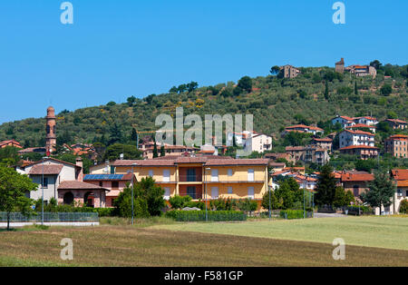 Vue sur Fontignano, petit village de l'Ombrie, Italie Banque D'Images