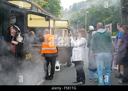 Les visiteurs sur la plate-forme à la Bodmin et Wenford Chemin de fer à vapeur, Cornwall, UK Banque D'Images